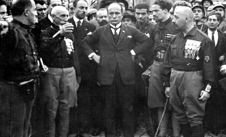 Benito Mussolini podczas faszystowskiego kongresu w Neapolu, zorganizowanego tuż przed tzw. marszem 