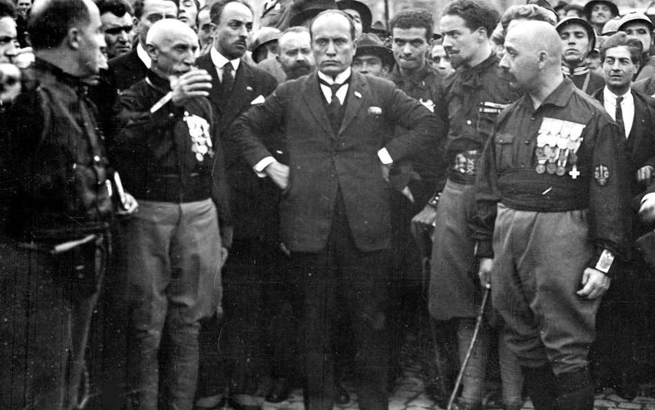 Benito Mussolini podczas faszystowskiego kongresu w Neapolu, zorganizowanego tuż przed tzw. marszem 