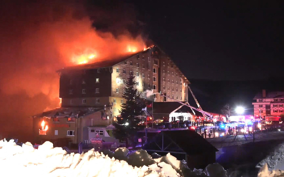 Do pożaru hotelu Grand Kartal w ośrodku narciarskim Kartalkaya w Turcji doszło w nocy