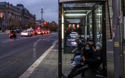 Mieszkańcy Berlina na przystanku autobusowym