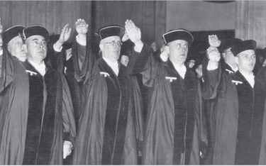 Niemieccy sędziowie składają przysięgę wierności Adolfowi Hitlerowi (1936 r.)