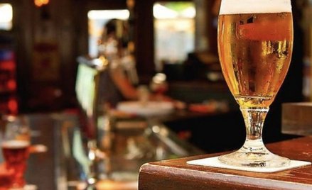 Dlaczego muszki uwielbiają piwo i wino?