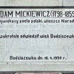 Budziszewko, na tablicy niewidoczny tekst z lat 50.: „...Zwiastun przyszłości bojownik o nowy demokr