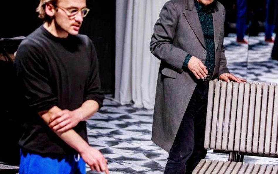 Paweł Tomaszewski (książę Myszkin) i Jan Frycz (Afanasij Iwanowicz Tocki) w trakcie próby.