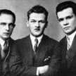 Poeci proletariaccy, autorzy zbioru wierszy „Trzy salwy”. Od lewej: Stanisław Stande, Władysław Bron