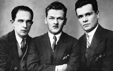 Poeci proletariaccy, autorzy zbioru wierszy „Trzy salwy”. Od lewej: Stanisław Stande, Władysław Bron