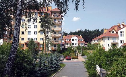 Na osiedlu, wbrew pierwotnym planom, powstały wysokie budynki wielorodzinne
