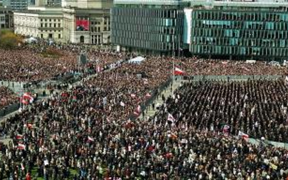 Za ofiary katastrofy modlono się przy ołtarzu utworzonym z olbrzymiego płótna. Widniały na nim fotog