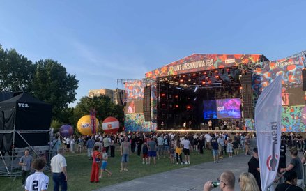 Szeroka perspektywa na teren festiwalu