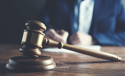 Jak pozywa władza? Niemal sto procesów dziennikarzy Ringier Axel Springer Polska w pięć lat