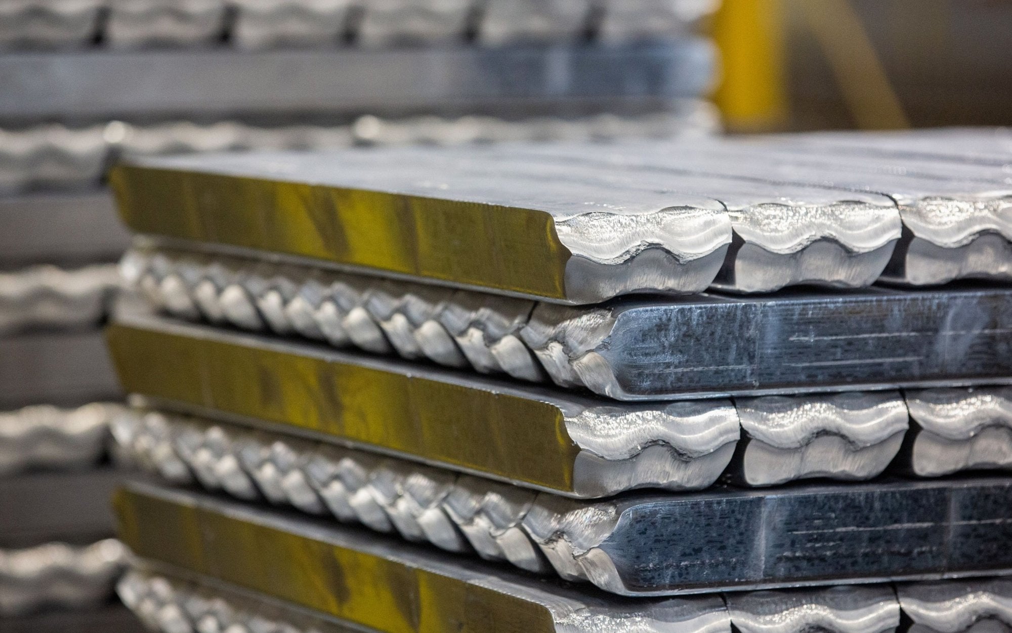 Panika w motoryzacji. Producenci aut wykupują aluminium na zapas