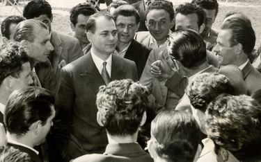 fot. Założyciel Giuseppe Costantino Dragan ze swoimi pracownikami, 1952, Włochy