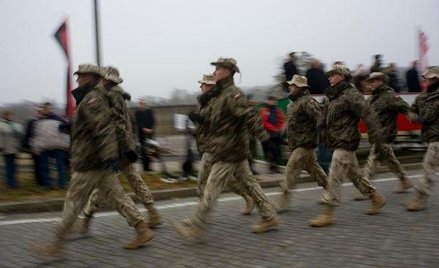 Żołnierze zyskają urlopy ojcowskie i podwyżki uposażeń za wzorową służbę