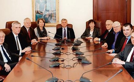 Członkowie Rady Polityki Pieniężnej. W środku prezes NBP prof. Marek Belka