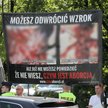 Baner z hasłami antyaborcyjnymi przed budynkiem Sądu Okręgowego w Warszawie
