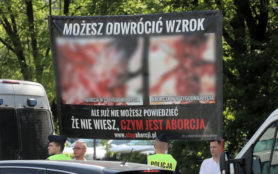 Baner z hasłami antyaborcyjnymi przed budynkiem Sądu Okręgowego w Warszawie