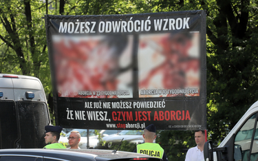 Baner z hasłami antyaborcyjnymi przed budynkiem Sądu Okręgowego w Warszawie