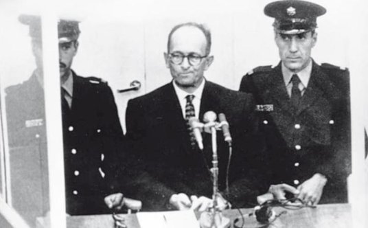 Adolf Eichmann w czasie procesu w Izraelu (1961 r.). Został skazany za ludobójstwo i powieszony 31 m
