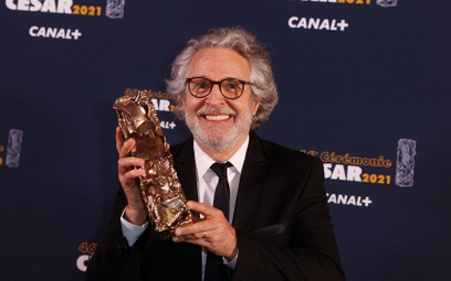 Francuski aktor Nicolas Marie z nagrodą za najlepszą role drugoplanową w „Żegnajcie, głupcy". Film A