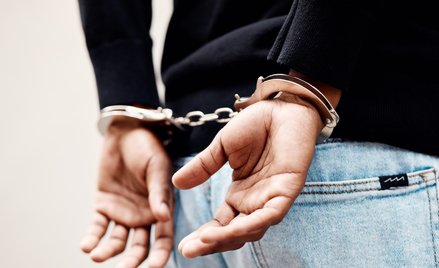 Mężczyzna wielokrotnie podstępem i przemocą fizyczną doprowadzał małoletnią do obcowania płciowego