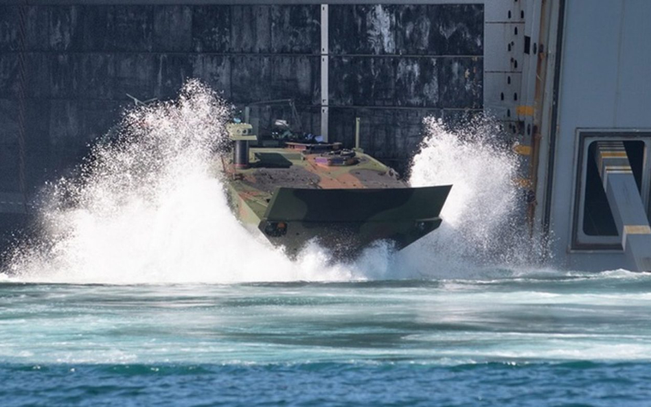 Transporter ACV opuszcza dok okrętu desantowego. Fot./BAE Systems.