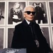 W tym anachronicznym i sztucznym przebraniu, w swojej iście teatralnej kreacji Karl Lagerfeld stał s