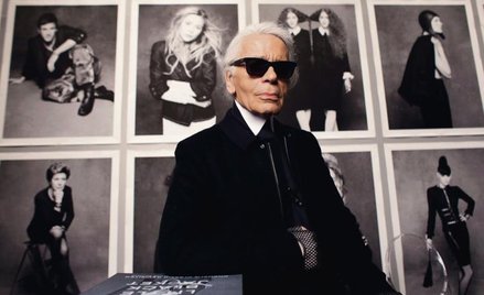 W tym anachronicznym i sztucznym przebraniu, w swojej iście teatralnej kreacji Karl Lagerfeld stał s