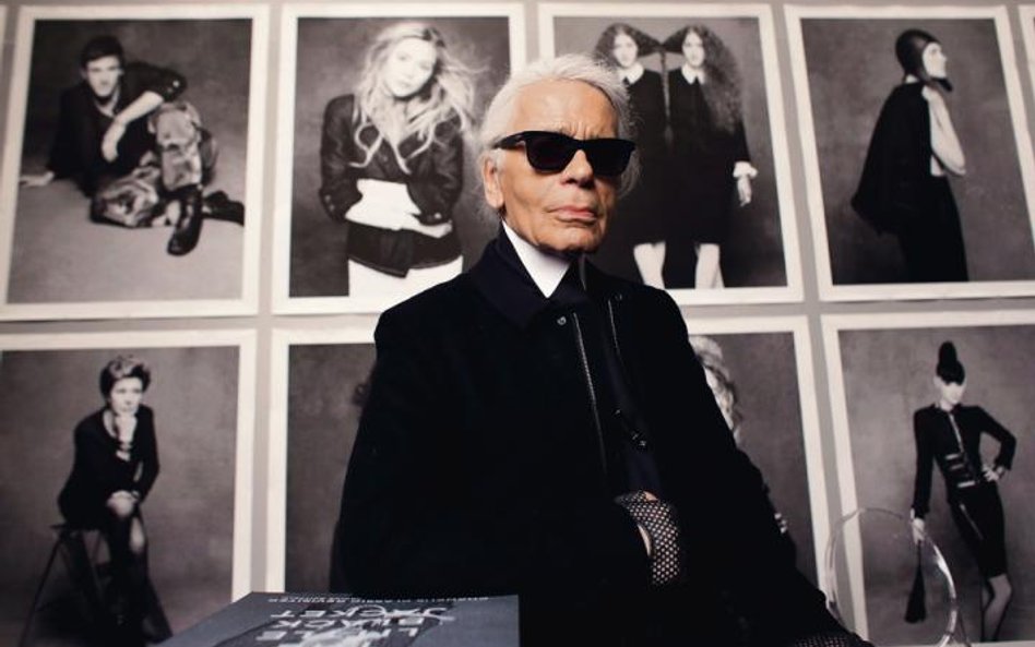 W tym anachronicznym i sztucznym przebraniu, w swojej iście teatralnej kreacji Karl Lagerfeld stał s
