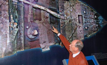 Odkrywca wraku Titanica, Robert Ballard, pozuje na tle fotografii górnego pokładu liniowca (fot. arc
