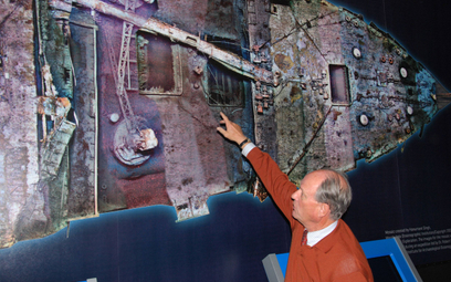 Odkrywca wraku Titanica, Robert Ballard, pozuje na tle fotografii górnego pokładu liniowca (fot. arc