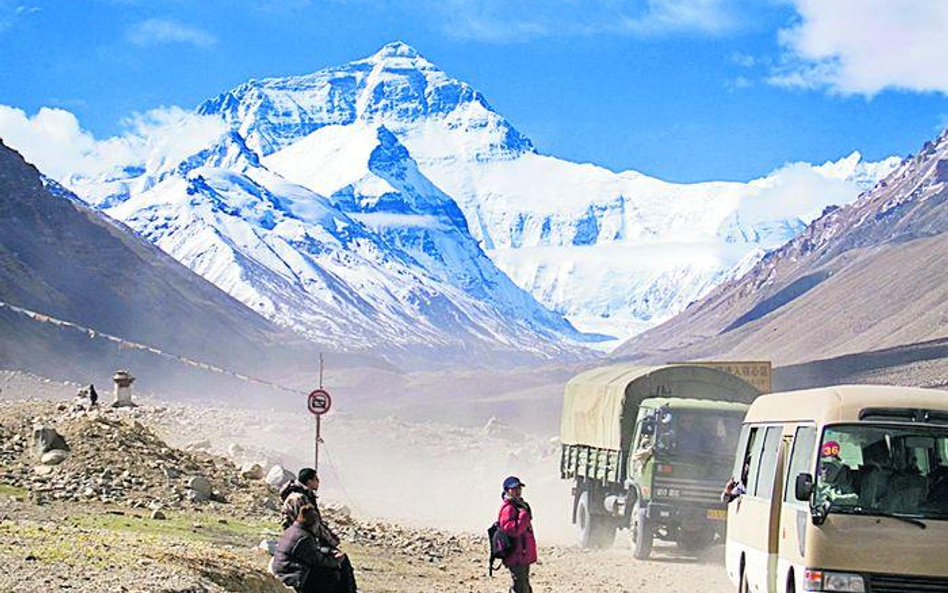 Do stóp Mount Everestu od chińskiej strony można podjechać ciężarówką, autobusem i taksówką. Fot. Ta