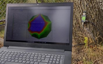 Dzięki specjalistycznej aparaturze dendrolodzy mogą „zajrzeć” do wnętrza pnia