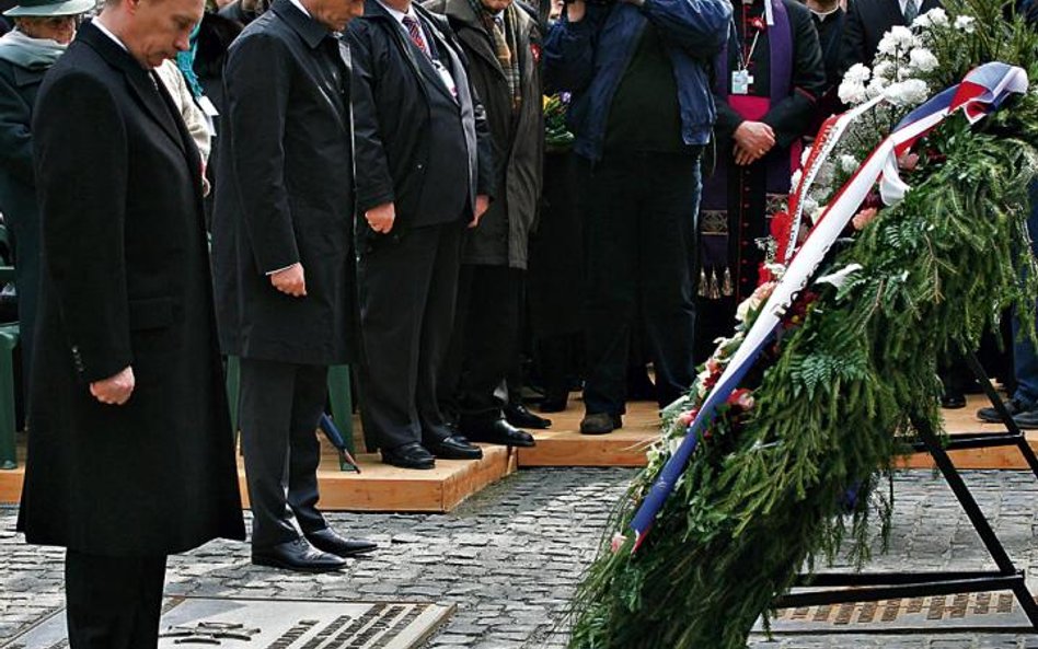 Władimir Putin i Donald Tusk oddali hołd polskim oficerom zamordowanym w Katyniu, ale także rosyjski