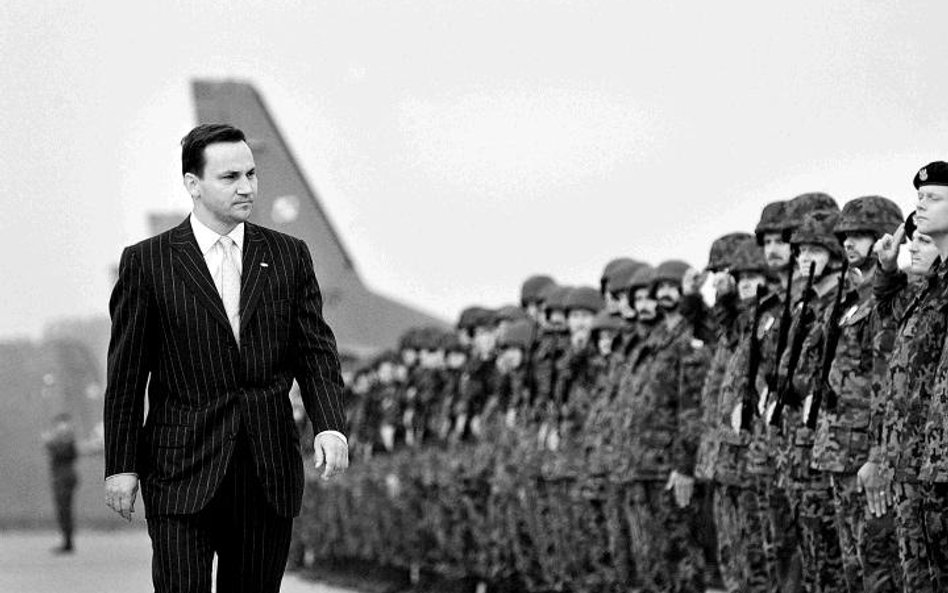 Radosław Sikorski podczas pożegnania żołnierzy wyjeżdżających na służbę do Afganistanu, Libanu i Kos