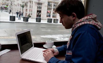 Wiemy, ile czasu Polacy spędzają w Internecie. To dużo?