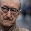 Julian Barnes (ur. 1946), zaczynał w zespole „Oxford English Dictionary”. Zanim zadebiutował jako pi