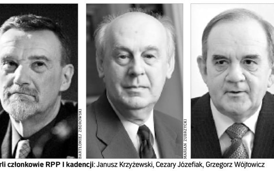 Zmarli członkowie RPP I kadencji: Janusz Krzyżewski, Cezary Józefiak, Grzegorz Wójtowicz