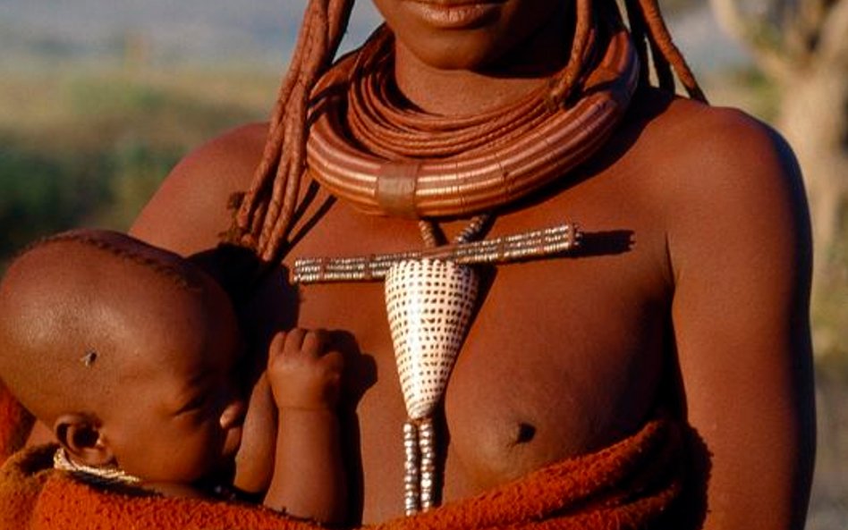 Kobiety wykonują większość prac domowych: zbierają drewno na opał, noszą wodę, doją bydło, szyją odz