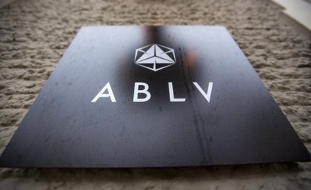 Łotwa: banki legalizują handel bronią?