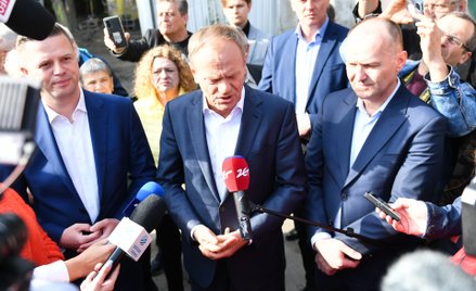 Jarosław Kaczyński po raz kolejny chce strumieniem pieniędzy dla Polaków wygrać wybory. Donald Tusk 