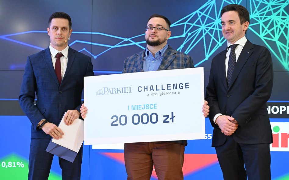 Rafał Więcek (w środku) zwyciężył w tegorocznej grze giełdowej „Parkietu”. Nagrodę wręczył Tomasz Ba