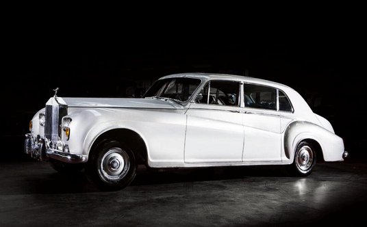 Phantom V Elvisa Presleya (1963): wyposażony w mikrofon, lodówkę i specjalny lakier