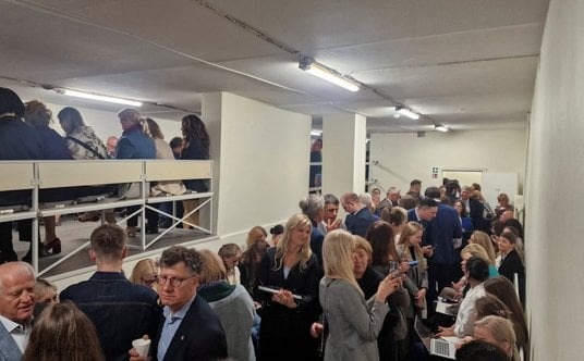 Schron przy parlamencie litewskim po ogłoszeniu ostrzeżenia o „zagrożeniu powietrznym” w Wilnie