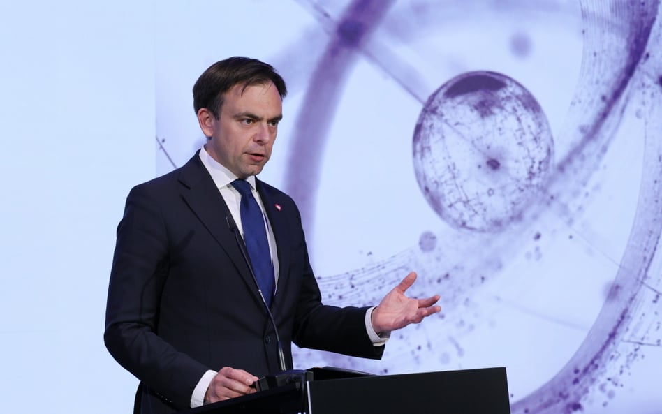 Minister finasów Andrzej Domański podczas konferencji prasowej tow. prezentacji nowego programu dla 