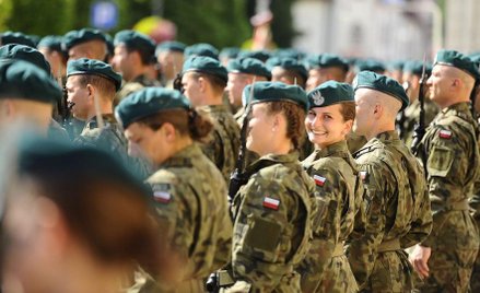 Resort obrony tłumaczy, że chce budować etos Wojsk Obrony Terytorialnej (na zdjęciu przysięga w jedn