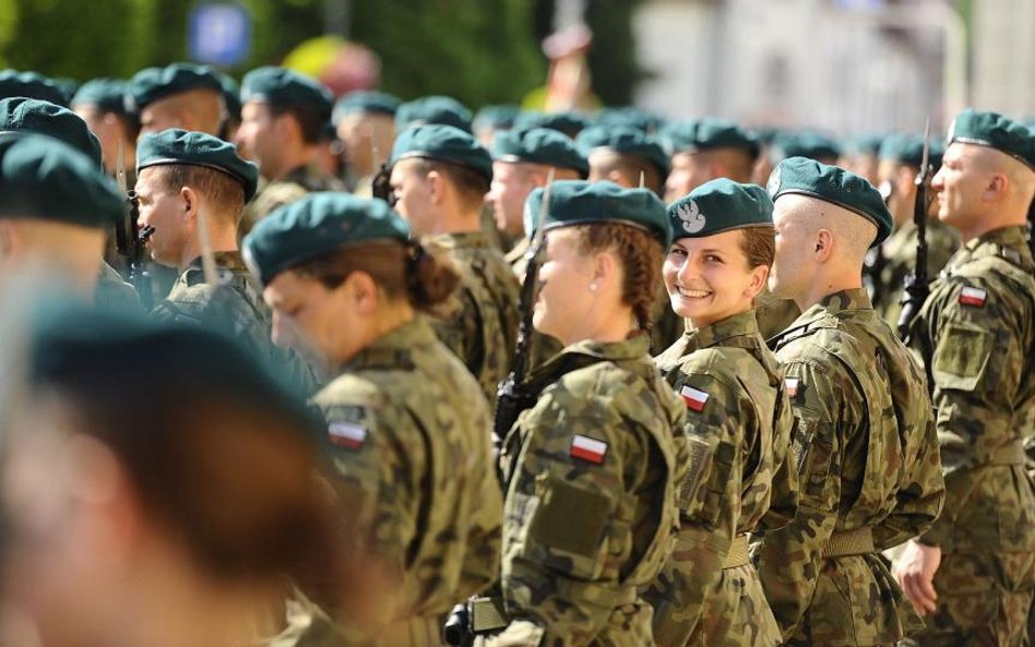Resort obrony tłumaczy, że chce budować etos Wojsk Obrony Terytorialnej (na zdjęciu przysięga w jedn