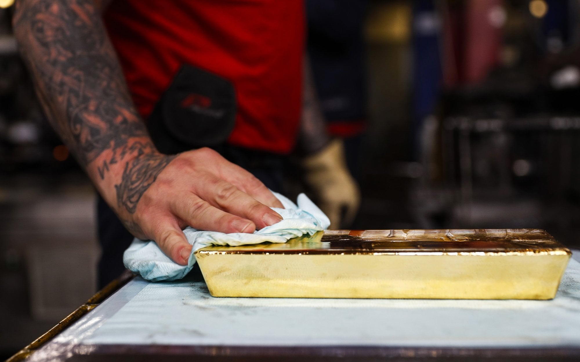 Złoto staniało w czasie wojny. Jak to wpłynie na plany NBP?