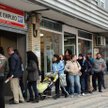 Hiszpanie ustawiają się w długie kolejki do urzedów pracy.