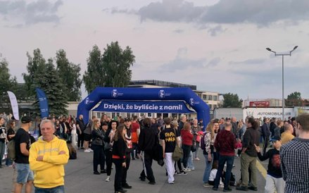 "Dzięki, że byliście z nami!". Uczestnicy opuszczają festyn po dniu pełnym muzyki i atrakcji.