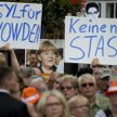 Demonstracja poparcia dla azylu dla Snodena podczas przemówienia kanclerz Merkel podczas imprezy kam